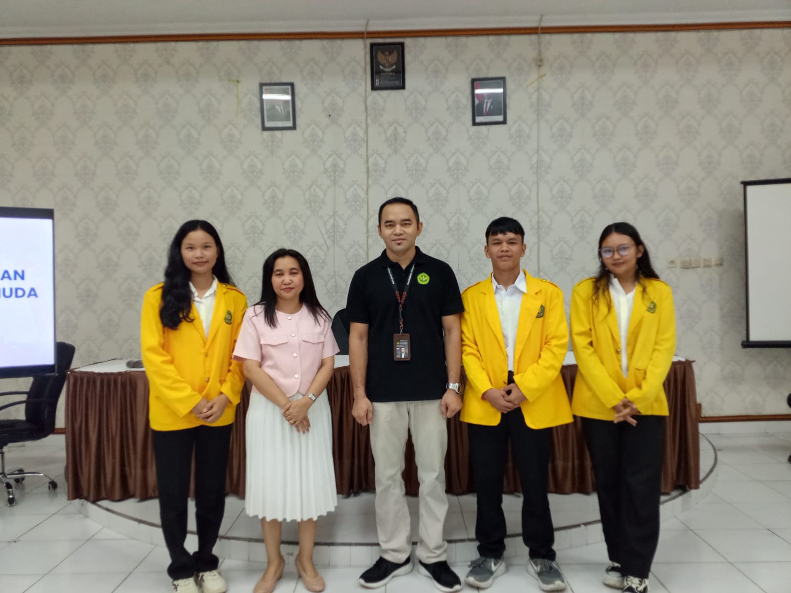 Tiga mahasiswa FKIP Universitas Palangka Raya bersama dengan Wakil Dekan FKIP Bidang Umum &amp; Keuangan Dr Eriawati MPd dan Koordinator Program studi Pendidikan Ekonomi Fendy Hariatama H SPd MPd&nbsp;