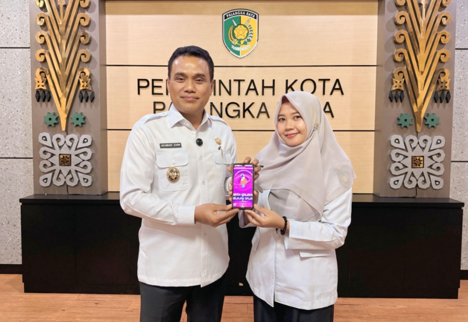Wakil Wali Kota Palangka Raya Achmad Zaini (kiri) bersama Maulida Rizky. SHAFA/KALTENG POS