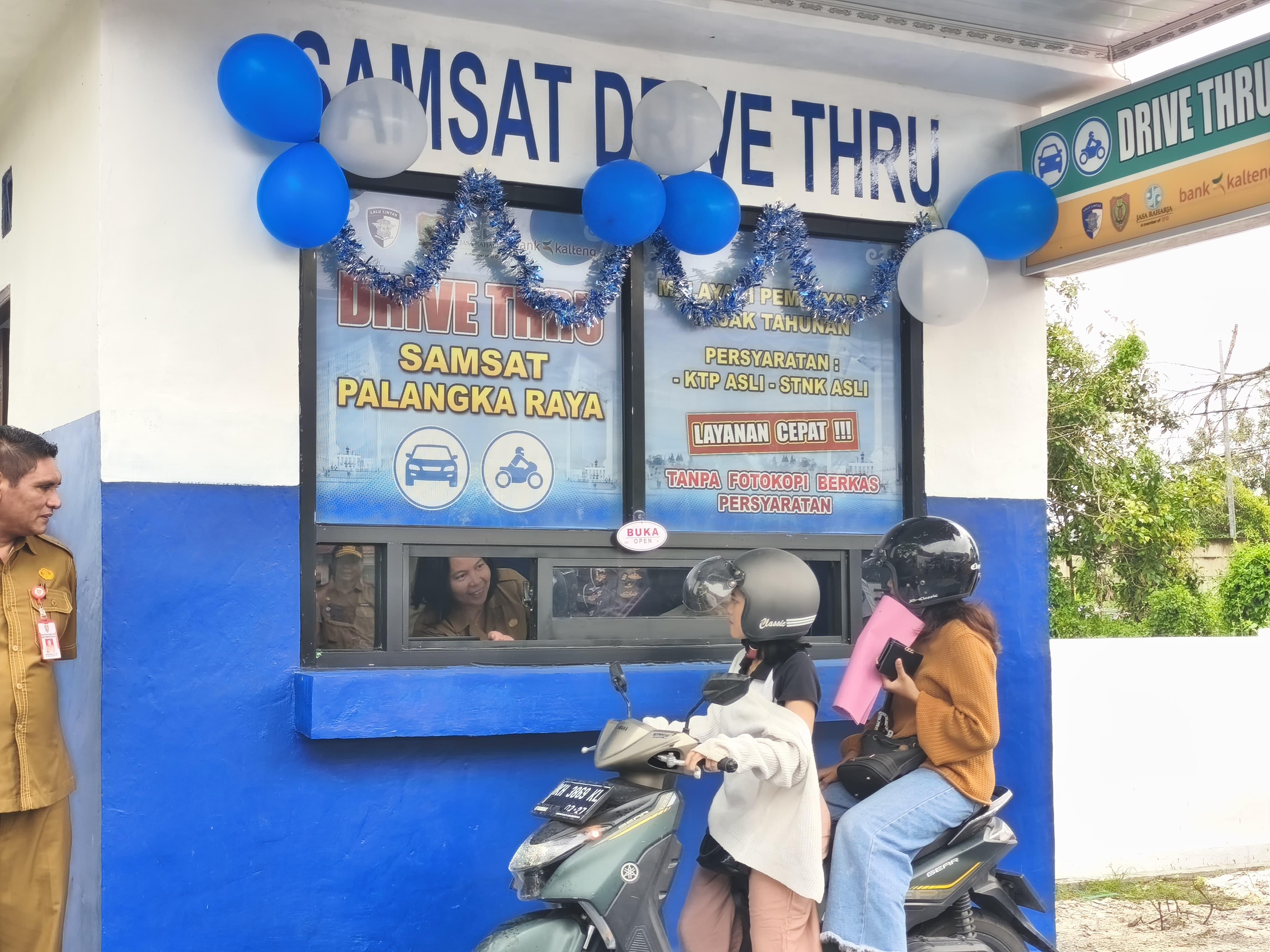 Masyarakat membayar pajak lewat drive thru di Samsat Palangka Raya.bRIFQI/KALTENG POS