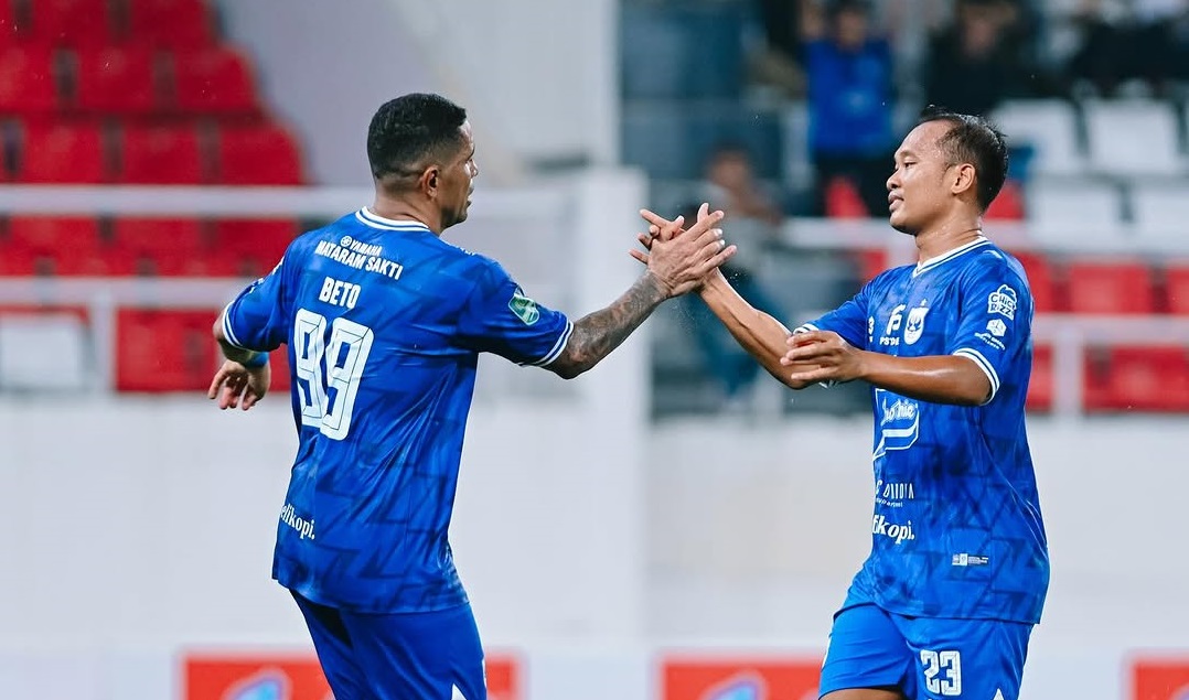 Penyerang PSIS Beto Beto Goncalves berselebrasi dengan rekannya usai menjebol gawang Persipal Palu di Stadion Jatidiri, Minggu (29/3/2026) malam WIB. (Sumber: Instagram@psisfcofficial)