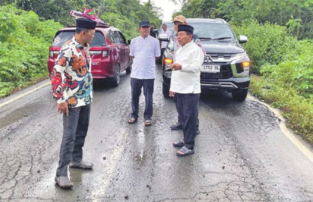 Bupati Kapuas HM Wiyatno meninjau kondisi jalan di wilayah Kecamatan Mantangai beberapa waktu lalu. HUMAS  