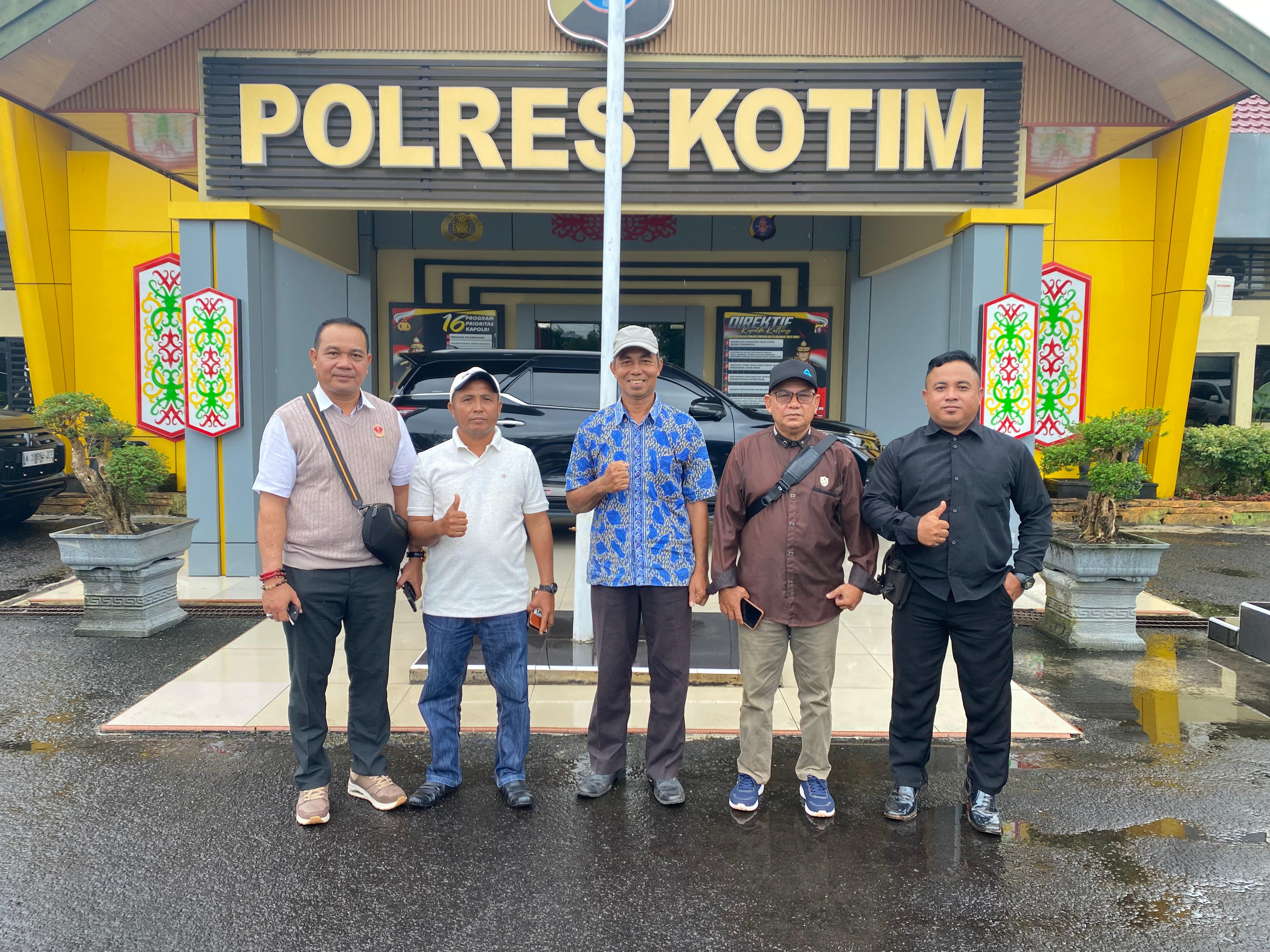 Perwakilan warga Sungai Paring saat di Mapolres Kotim