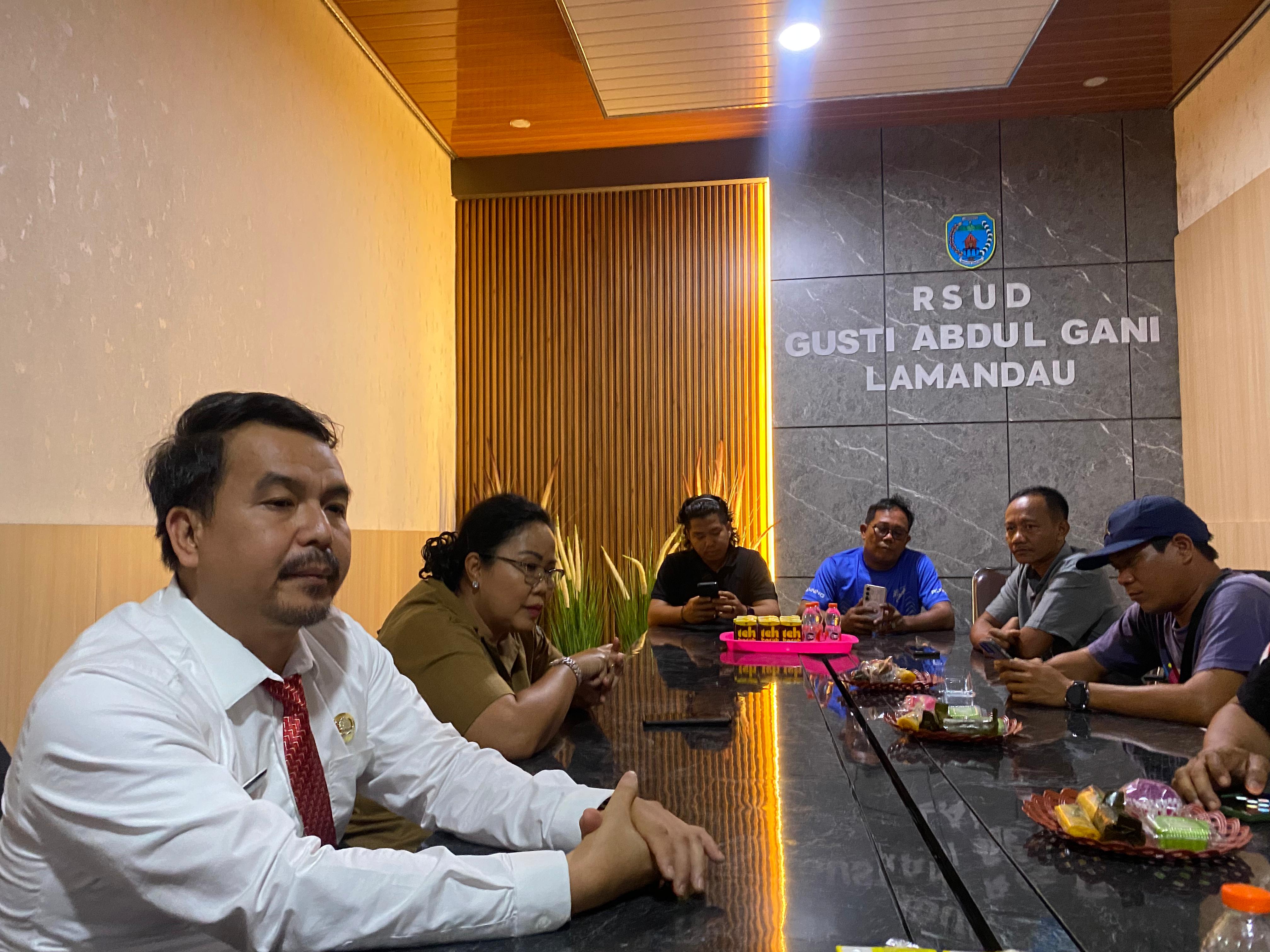 Direktur RSUD Gusti Abdul Gani, saat memberikan keterangan pers kepada awak media, Senin (30/3/2026).RUSLAN/KALTENG POS