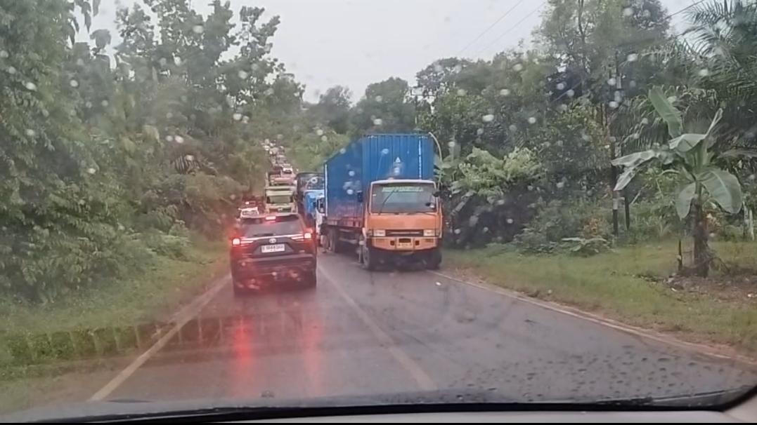 Kemacetan terjadi pasca tabrakan beruntun. SCREENSHOOT