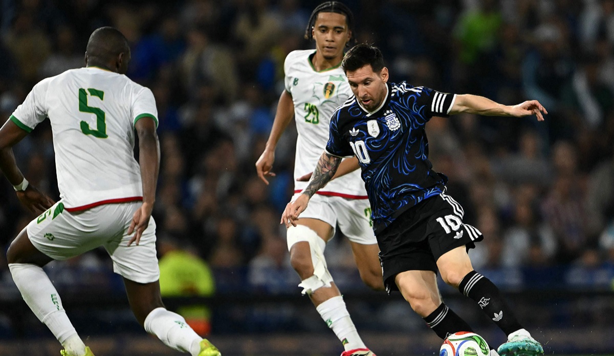 Lionel Messi mencoba melewati hadangan dua pemain Mauritania dalam laga uji di Estadio Alberto Jos&eacute; Armando, Sabtu (28/03/2026) pagi WIB. (Sumber: AFP)