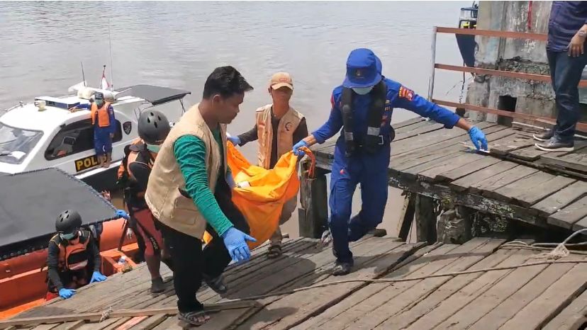 Evakuasi jenazah korban kebakaran kapal. TIM RESCUE