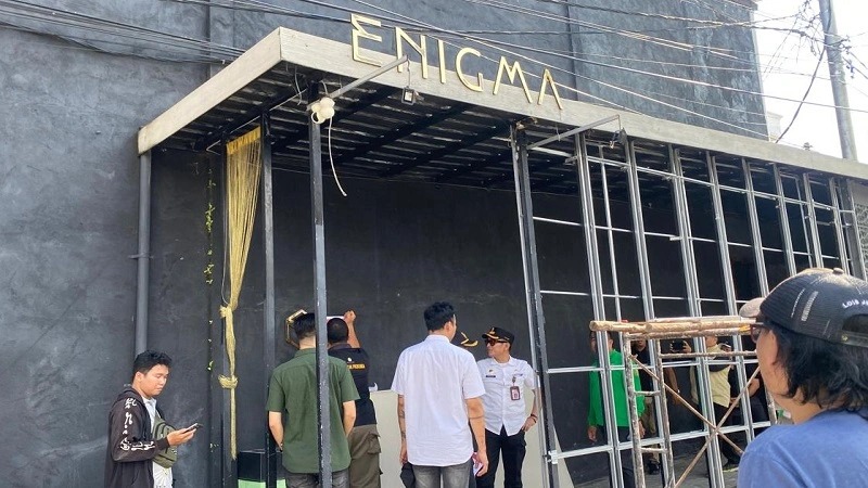Penyegelan Enigma Palangka Raya oleh petugas