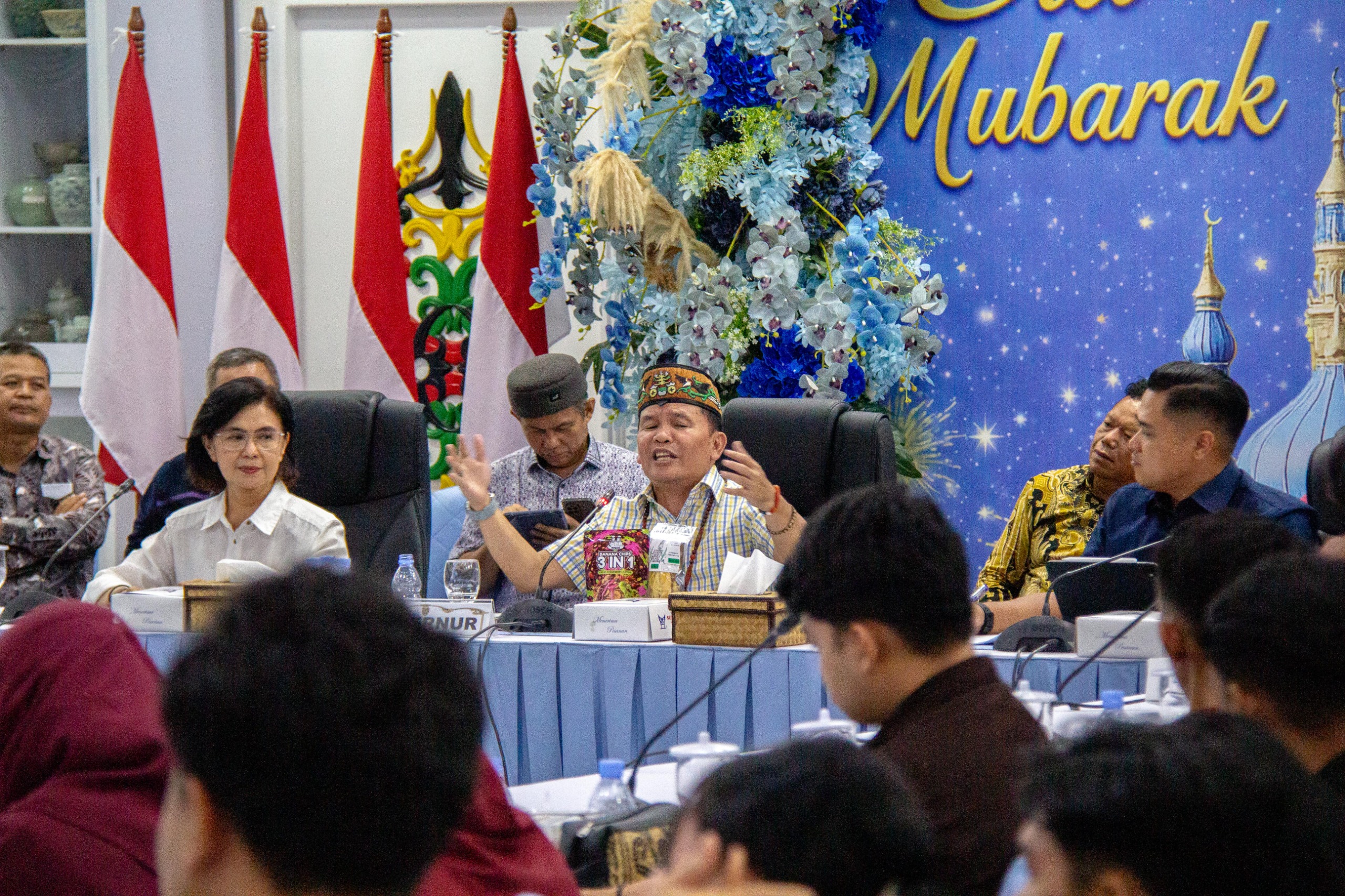 Gubernur Kalteng H Agustiar Sabran didampingi Plt Asisten Pemerintahan dan Kesejahteraan Rakyat Setda Kalteng dr Linae Victoria Aden. ARIEF PRATHAMA/KALTENG POS