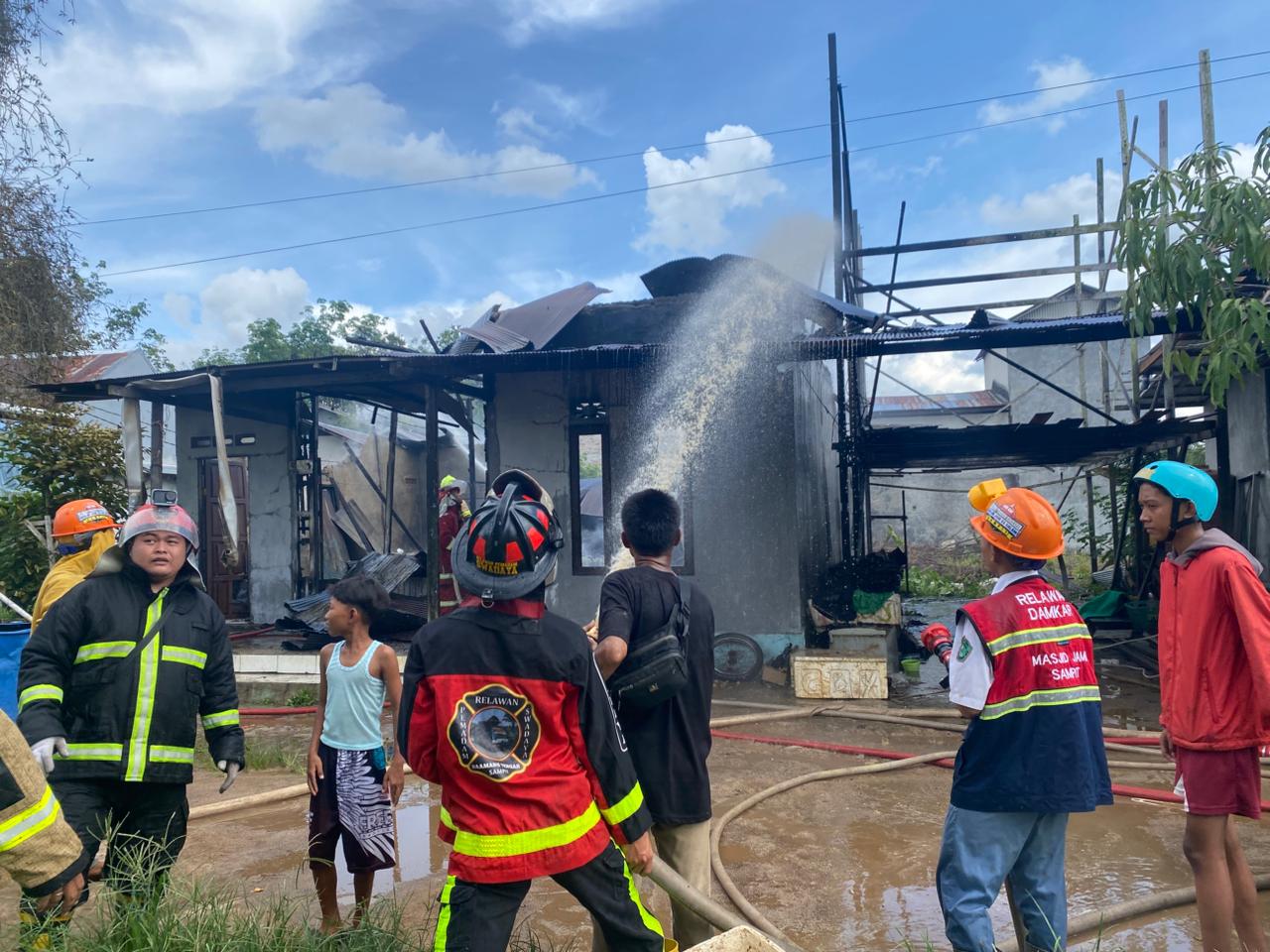Petugas dan warga melakukan pemadaman. TIM RESCUE