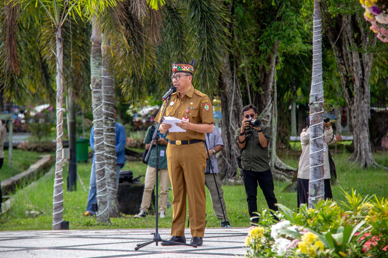 Leonard S. Ampung  saat menyampaikan sambutan terakhirnya sebelum purna tugas. ARIEF PRATHAMA/KALTENG POS.
