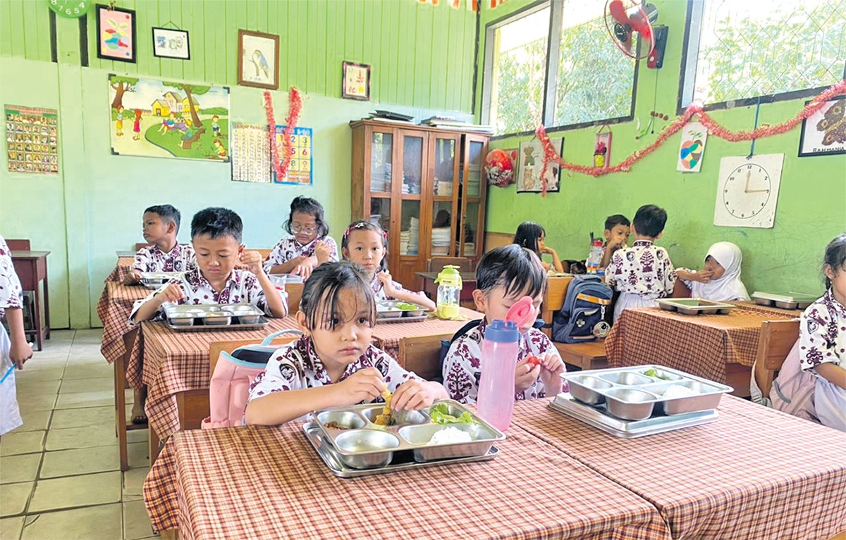 Siswa kelas II di SDN 2 Palangka saat sedang menyantap menu Makan Bergizi Gratis (MBG) yang telah dibagikan. SHAFA/KALTENG POS