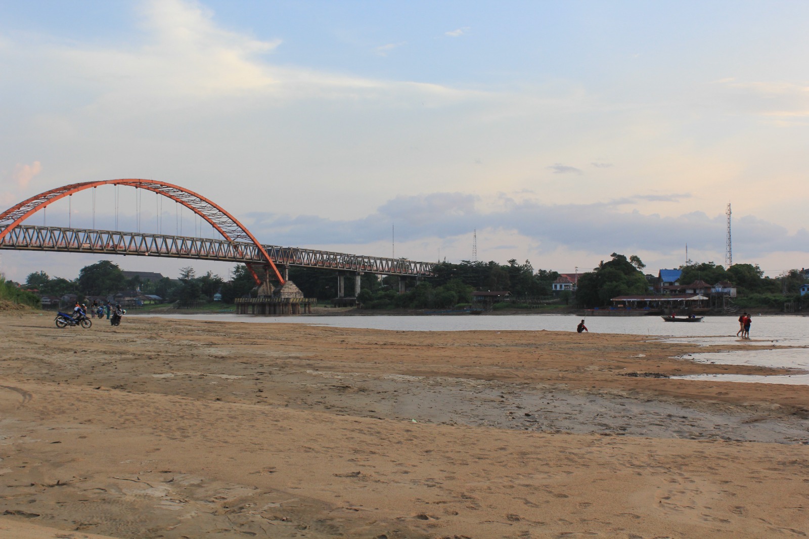 Sungai Kahayan surut. DOK KALTENG POS