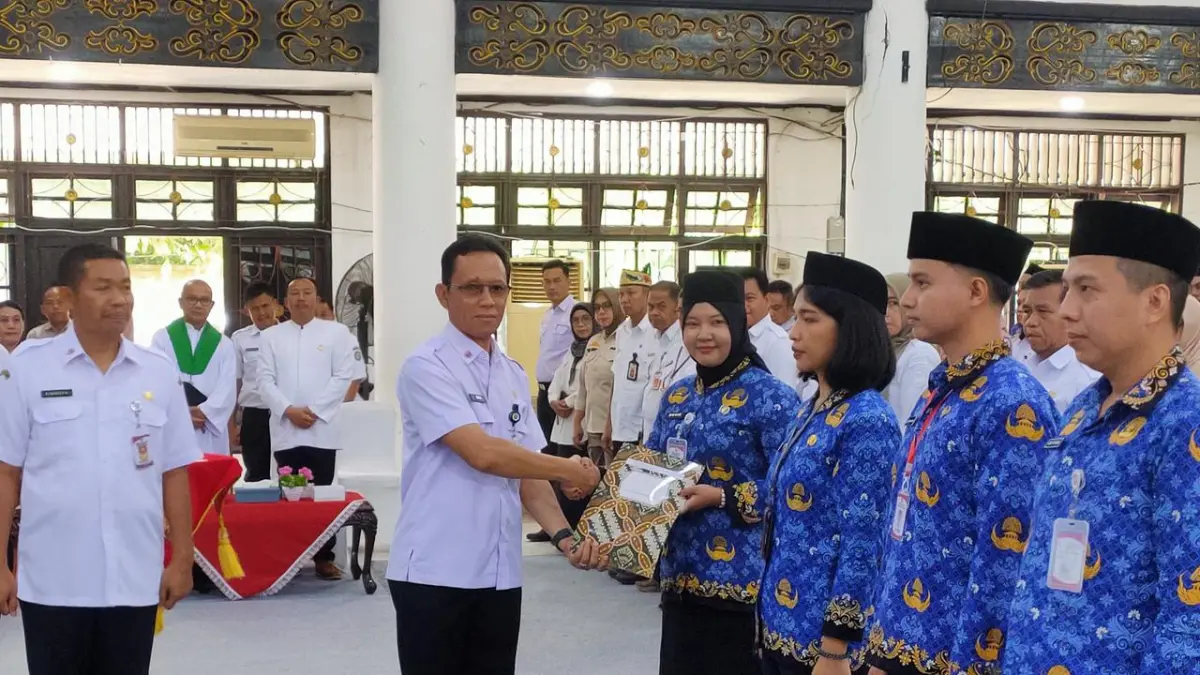 Asisten III Setda Kotim, Bima Eka Wardhana memberikan SK PNS. MIFTAH/KALTENGPOS.JAWAPOS.COM