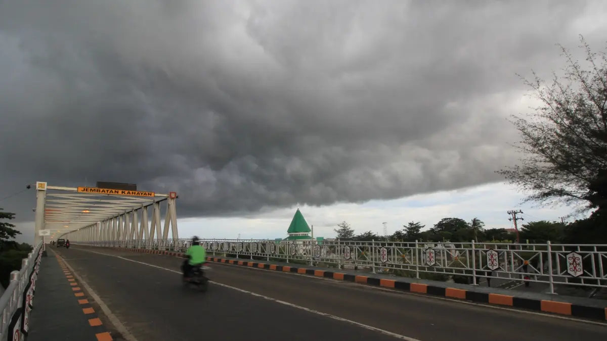 Awan menggumpal di atas Jembatan Kahayan. DOK AGUS PRAMONO/KALTENGPOS.JAWAPOS