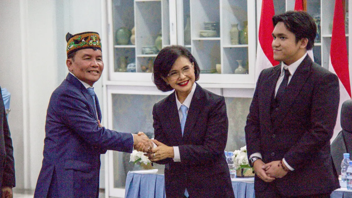 Gubernur H Agustiar Sabran beri selamat kepada dr Linae Victoria Aden. ARIEF PRATHAMA/KALTENG POS.