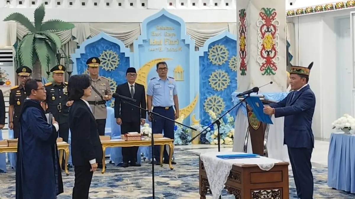 Gubernur H Agustiar Sabran melantik dr Linae menjadi Pj Sekda Kalteng.NOVIA/KALTENG POS