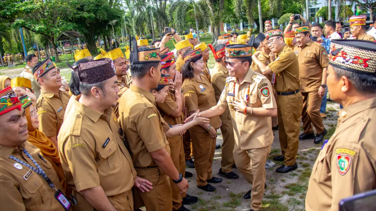 Gubernur Kalteng H Agustiar Sabran halalbihalal bersama ASN di halaman Kantor Gubernur Kalteng. ARIEF PRATHAMA/ KALTENG POS