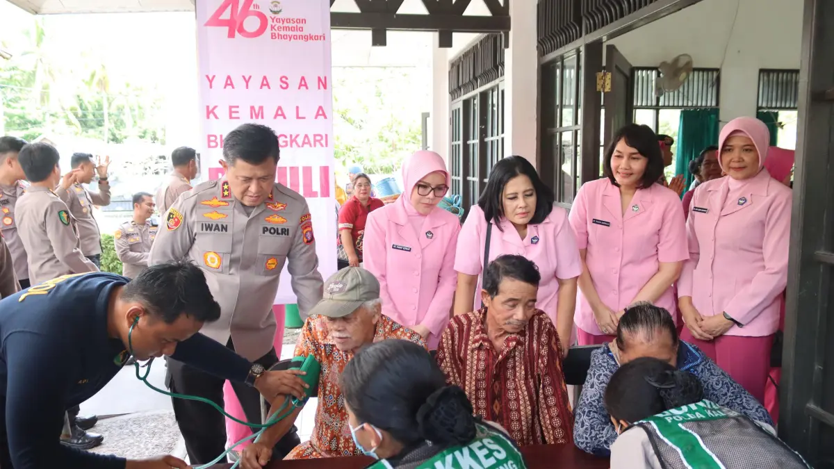 Kapolda Kalteng Irjen Pol Iwan Kurniawan, didampingi Ketua Bhayangkari cek kesehatan lansia.HUMAS