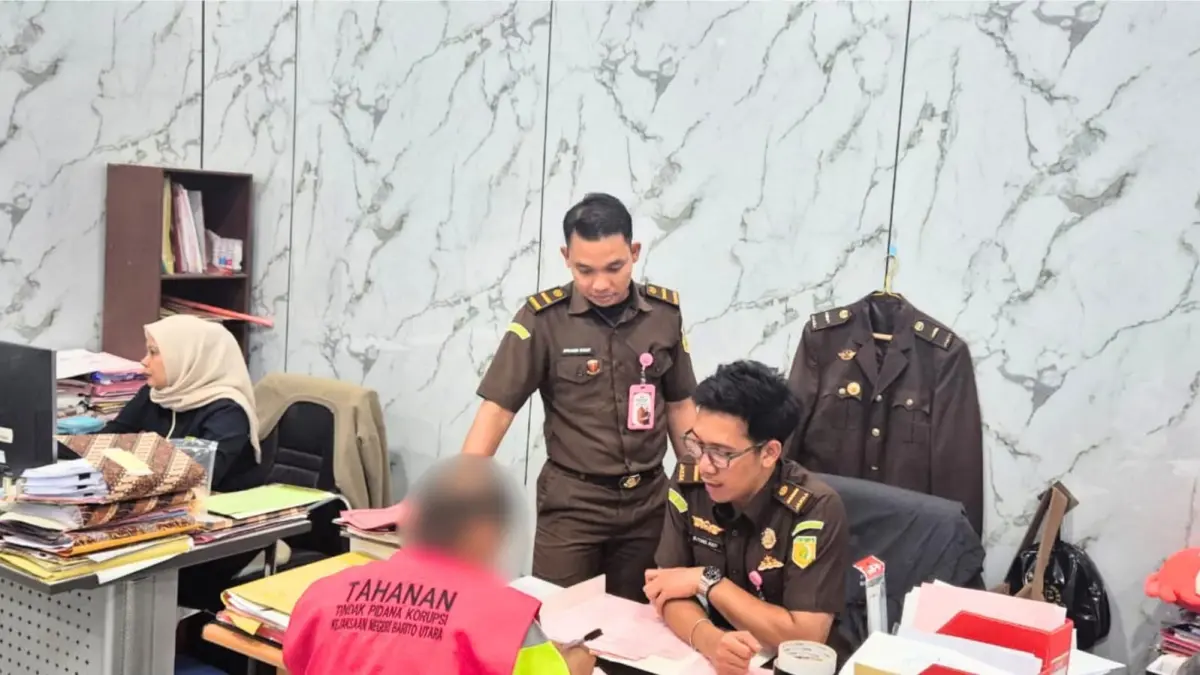 Kejaksaan Negeri Barito Utara menyelesaikan tahap penyerahan tersangka dan barang bukti dalam perkara dugaan korupsi dana desa yang menjerat mantan Kepala Desa Mampuak I.HUMAS