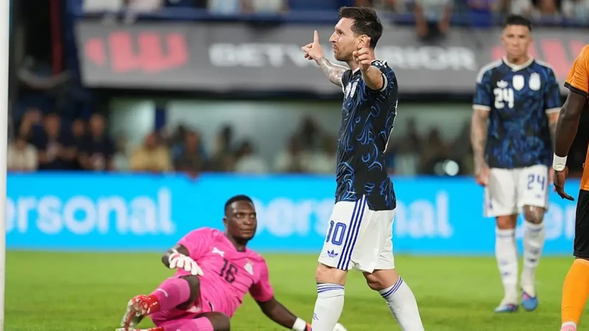 Lionel Messi berselebrasi usai mencetak gol dalam laga uji coba internasional antara Argentina vs Zambia di Estadio Alberto Jose Armando, Buenos Aires, Rabu (01/04/2026) pagi WIB. (Sumber: AP/Rodrigo Abd)