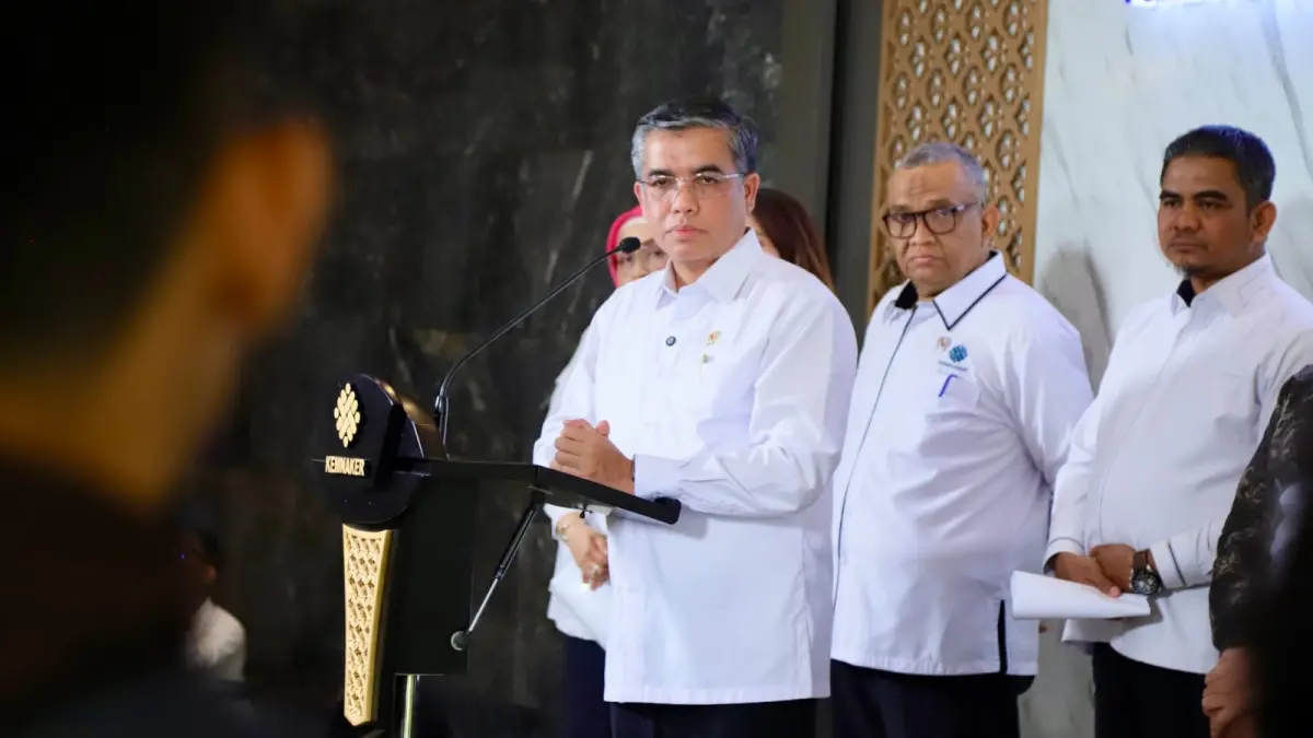 Menaker Yassierli mengimbau perusahaan swasta, BUMN, dan BUMD menerapkan WFH 1 hari kerja dalam sepekan.HUMAS