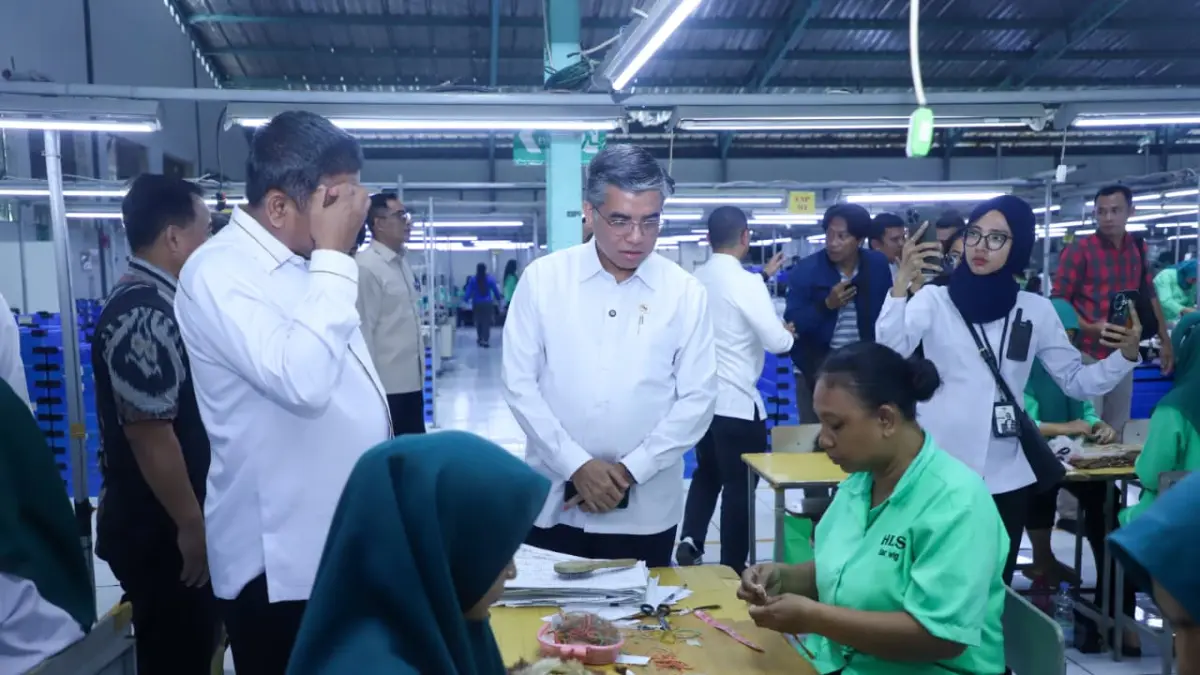  Menteri Ketenagakerjaan (Menaker), Yassierli, melakukan inspeksi mendadak (sidak) ke perusahaan berinisial HSW.HUMAS