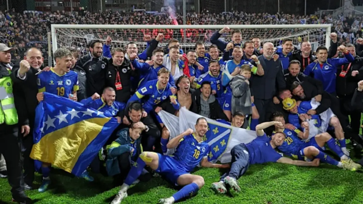 Para pemain dan ofisial Timnas Bosnia-Herzegovina merayakan kelolosan mereka ke Piala Dunia 2026, Rabu (1/4/2026) dini hari WIB. (Sumber: AP Photo)