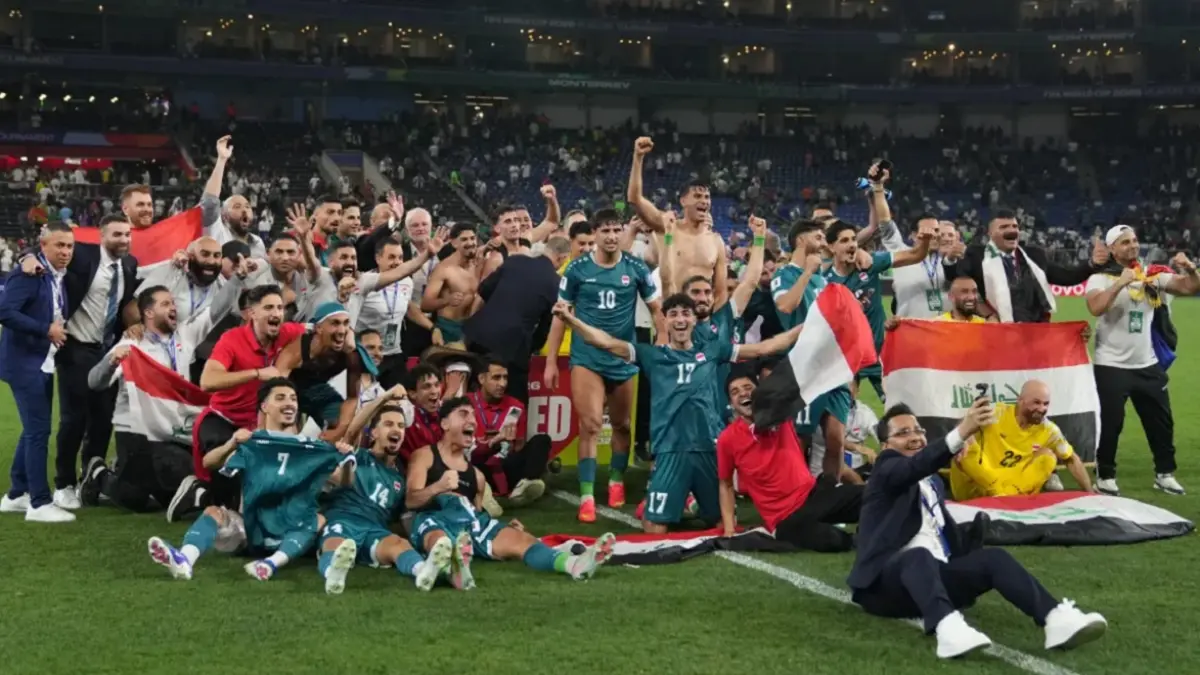 Para pemain dan ofisial Timnas Irak merayakan keberhasilan mereka lolos ke putaran final Piala Dunia 2026 usai mengalahkan Bolivia dengan skor 2-1 di Estadio BBVA, Monterrey, Meksiko, Rabu (1/4/2026) pagi WIB. (Sumber: Fernando Llano/AP Photo)