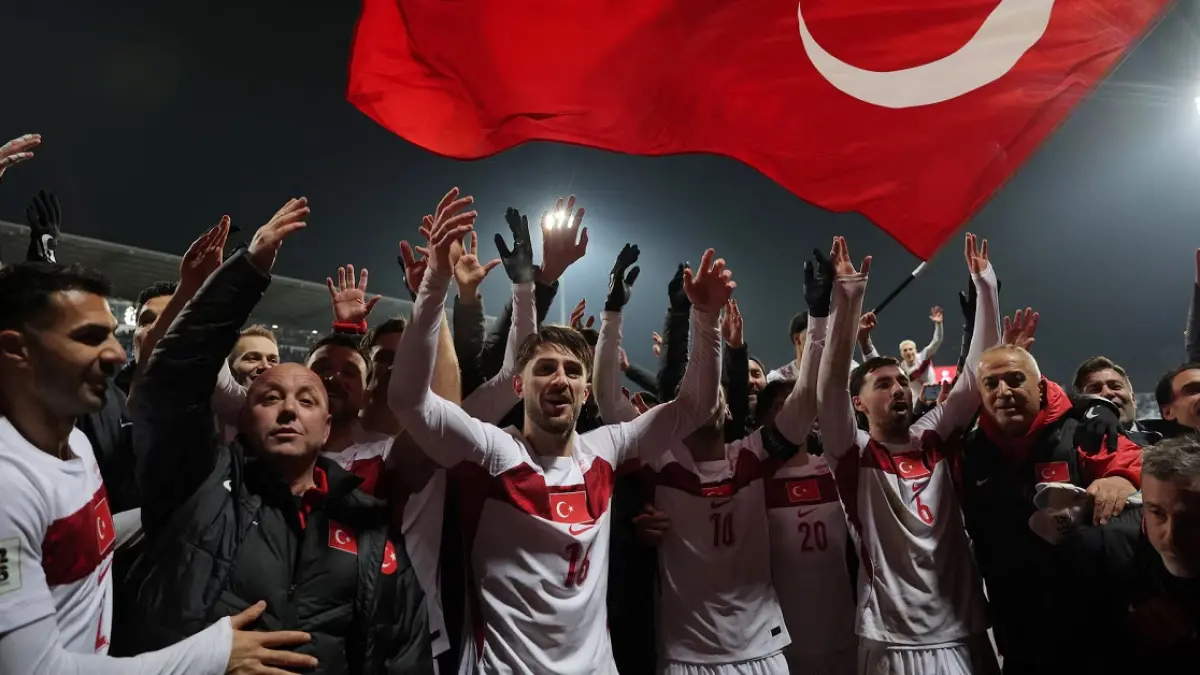 Para pemain dan ofisial Timnas Turki merayakan kelolosan mereka ke putaran final Piala Dunia 2026 usai menang 1-0 atas Kosovo di Stadion Fadil Vokkri, Pristina, Rabu (1/4/2026) dini hari WIB. (Sumber: REUTERS/Valdrin Xhemaj)