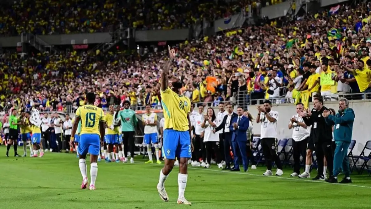 Pemain Brasil Igor Thiago berselebrasi usai mencetak gol untuk timnya pada pertandingan uji coba internasional antara Brasil dan Kroasia di Camping World Stadium, Orlando, Florida, Rabu (1/4/2026) pagi WIB. (Sumber: Getty Images/AFP)