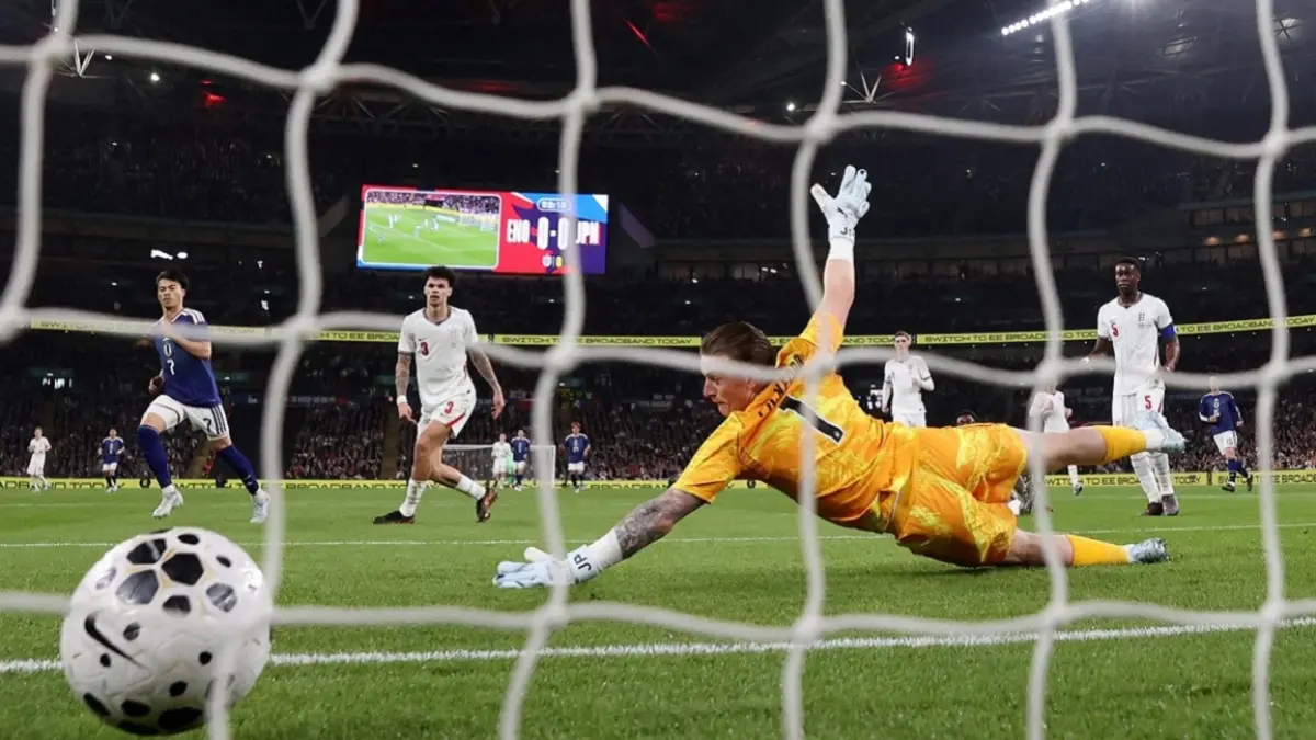 Pemain Jepang Kaoru Mitoma (paling kiri) mencetak gol tunggal ke gawang Inggris dalam laga uji coba di Stadion Wembley, London, Rabu (1/4/2026) dini hari WIB. (Sumber: Reuters)