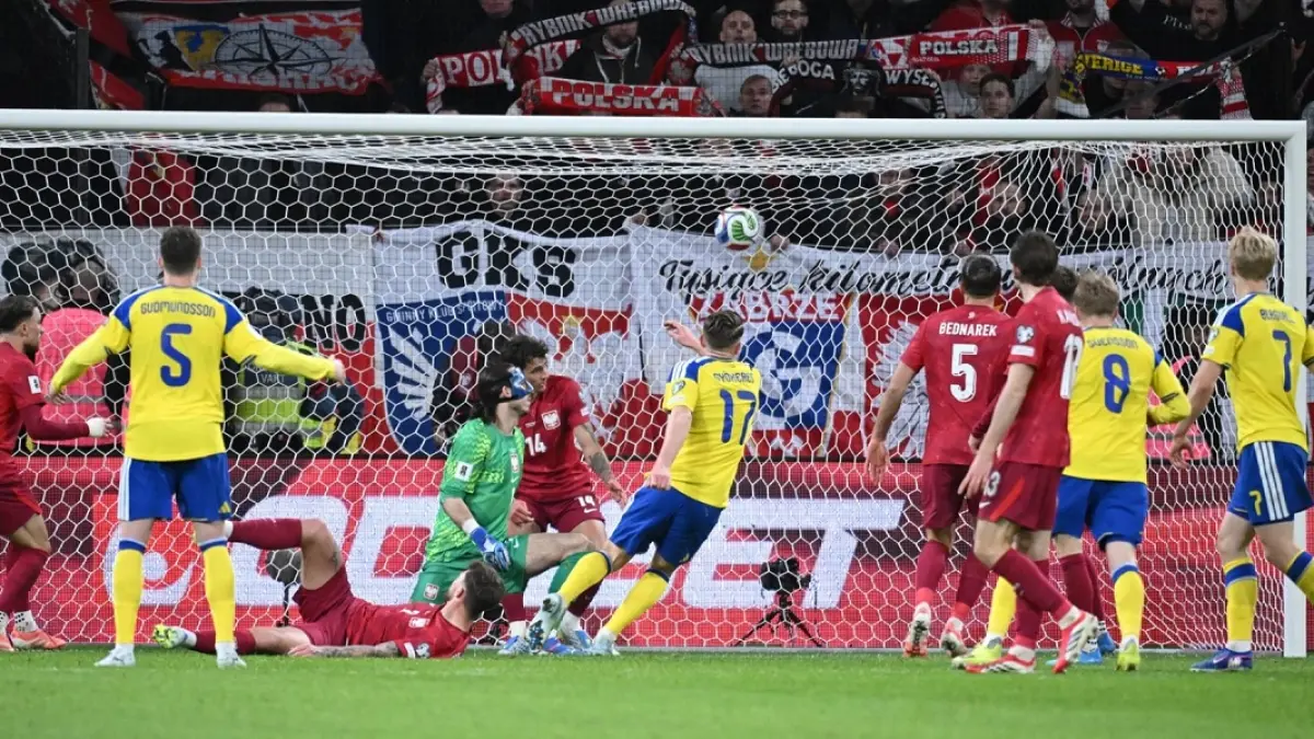 Penyerang Swedia Viktor Gyokeres mencetak gol ke gawang Polandia di Strawberry Arena Rabu (1/4/2026 dini hari WIB dan membawa timnya menang 3-2. Swedia berhasil melenggang ke putaran final Piala Dunia 2026. (Sumber: AFP)