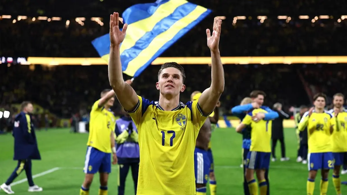 Penyerang Swedia Viktor Gyokeres menyapa para suporter. Gol yang dicetaknya pada menit ke-88 membawa Swedia mengalahkan Polandia 3-2 dan lolos ke Piala Dunia 2026 di Strawberry Arena Rabu (1/4/2026 dini hari WIB. (Sumber: REUTERS)