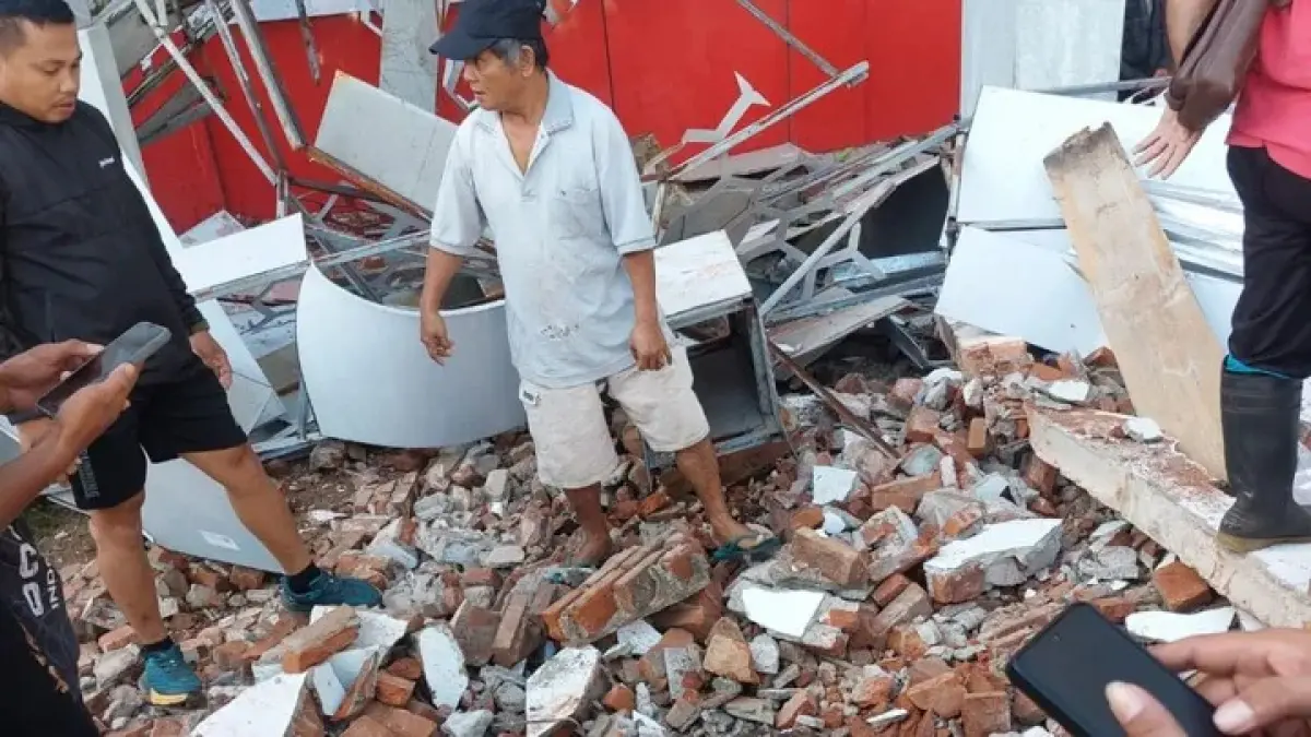 Bangunan di KONI Sario Manado ambruk saat gempa guncang Sulawesi Utara. BASARNAS SULUT