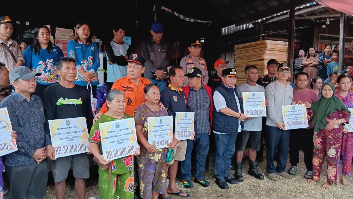 Bupati Kapuas, HM Wiyatno, langsung turun ke lokasi salurkan bantuan.HUMAS
