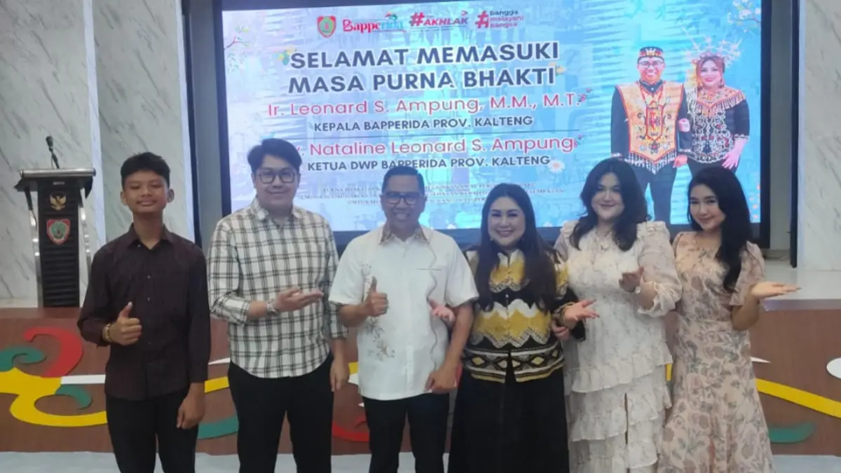 Ir Leonard S Ampung bersama keluarga besar. EMANUEL/KALTENG POS