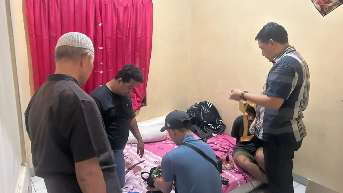 Polisi menggerebek pengedar sabu.HUMAS