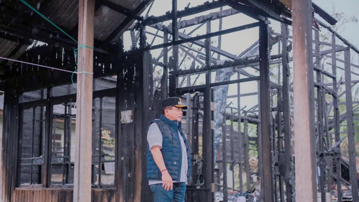 Wiyatno tinjau lokasi kebakaran. HUMAS