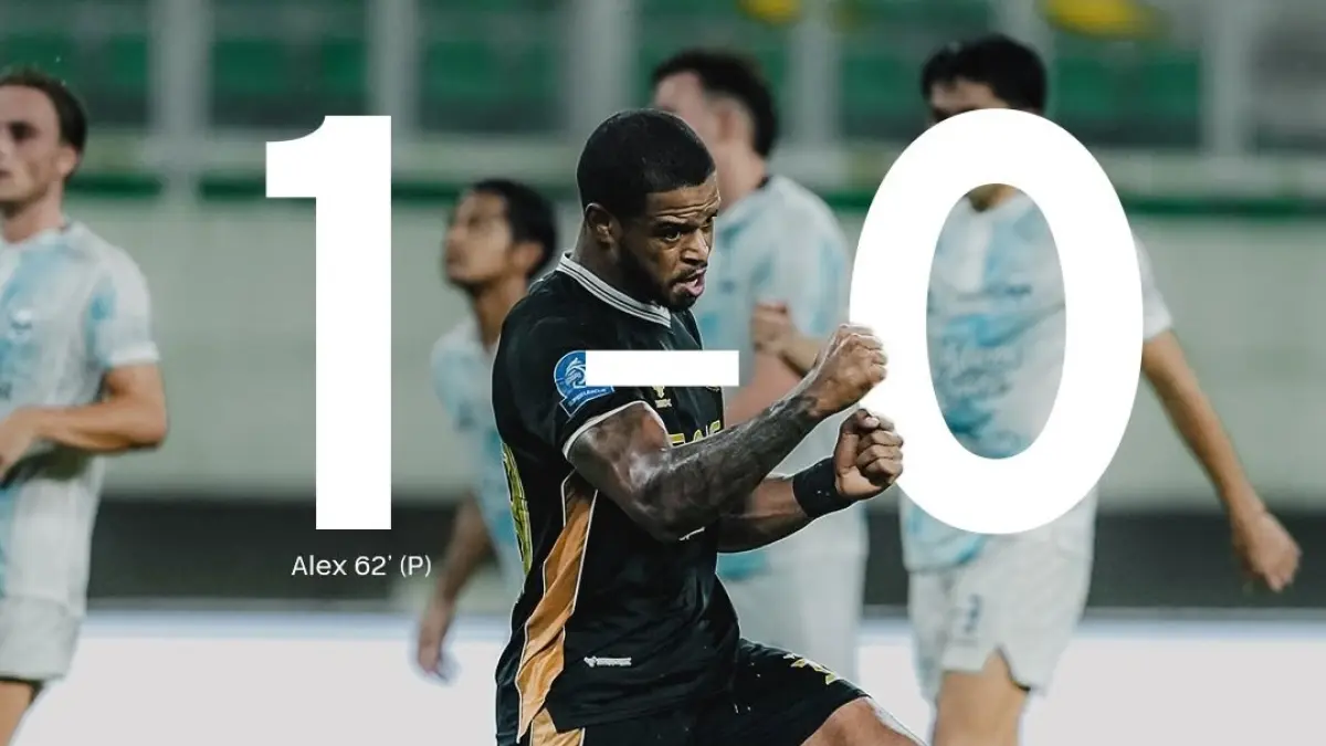 Striker Dewa United Alex Martins berselebrasi usai mencetak gol semata wayang dari titik putih yang mengantar timnya menang atas PSIM Yogyakarta dalam laga yang digelar di Banten International Stadium, Jumat (3/4/2026). (Sumber: Instagram@dewaunitedfc)