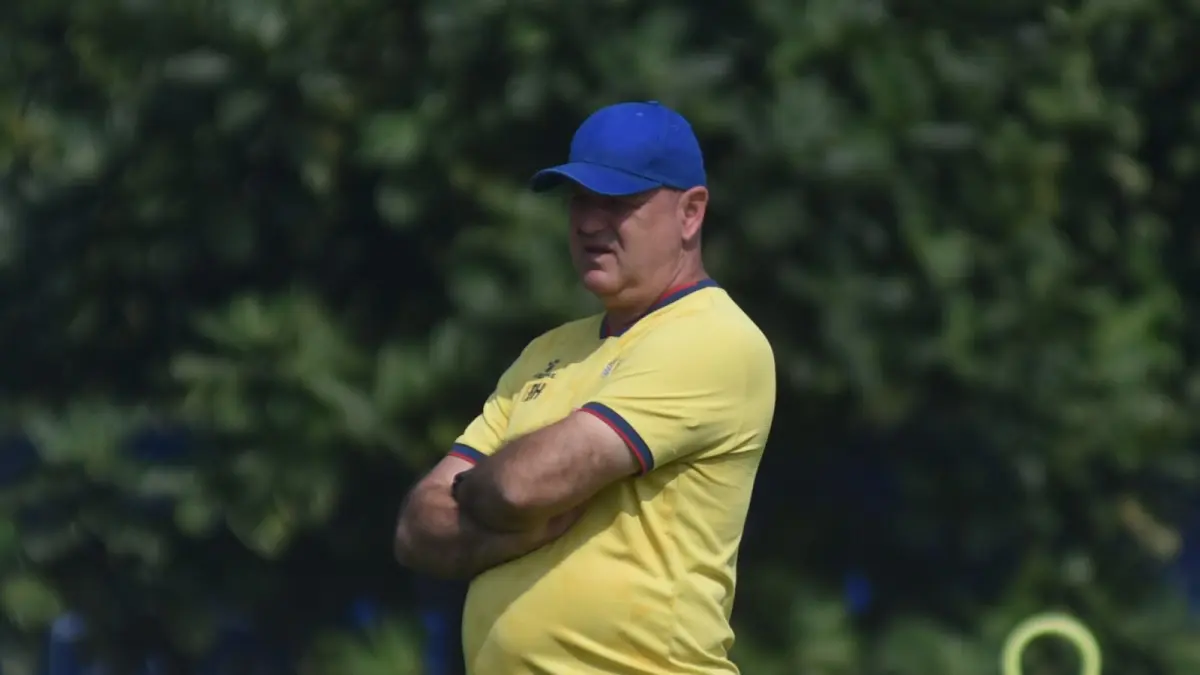 Bojan Hodak siap meramu strategi lawan Semen Padang.PERSIB