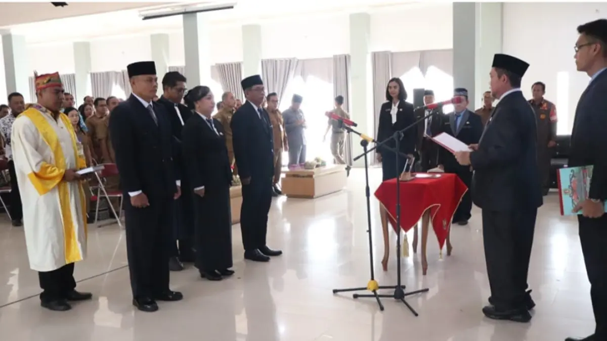 Bupati Katingan Saiful, ketika melantik Kepala Sekolah di Aula Dinas Pendidikan Kabupaten Katingan. HUMAS SETDA KATINGAN