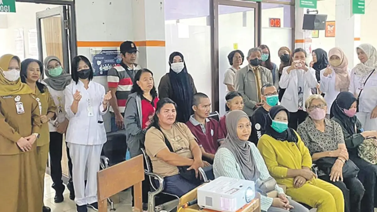 
Dr. Hotma Marintan, Sp, KJ bersama tenaga medis poli jiwa foto bersama masyarakat usai memberikan penyuluhan tentang gangguan mental bipolar.KAMILA/KALTENG POS.