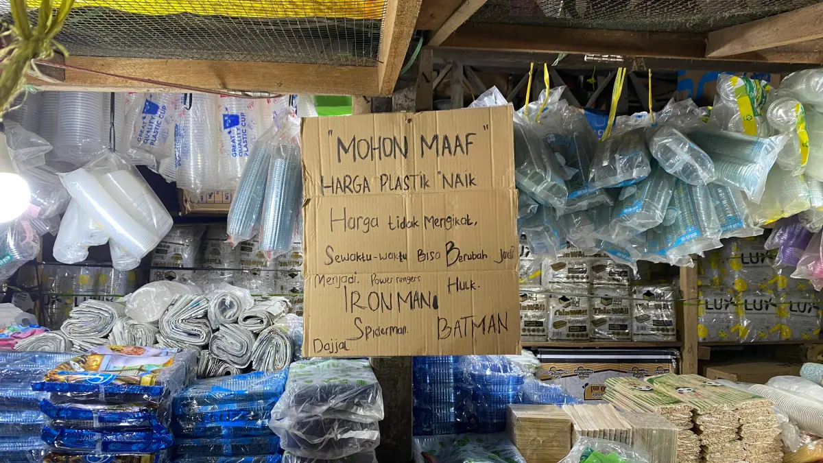 Harga plastik di Sampit naik.MIFTAHUL ILMA/KALTENGPOS.JAWAPOS.COM