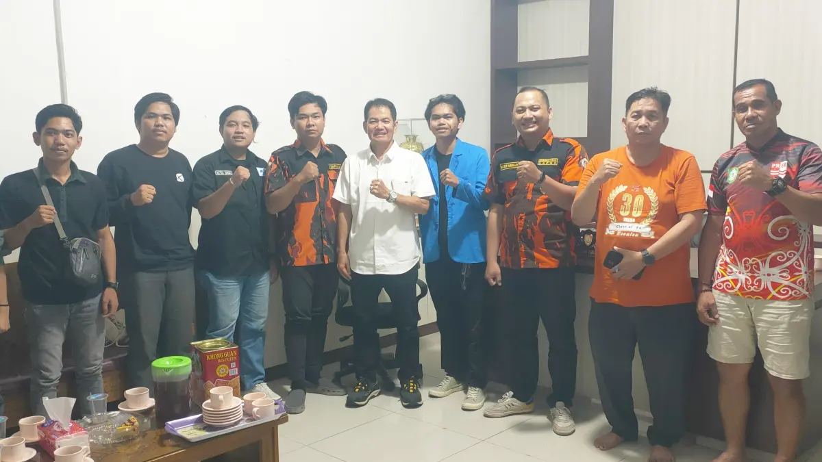 Ketua KONI Kabupaten Kotim Alexius Esliter dan sejumlah pengurus lainnya usai menerima sejumlah OKP yang ada di Kotim. BAHRI/KALTENG POS