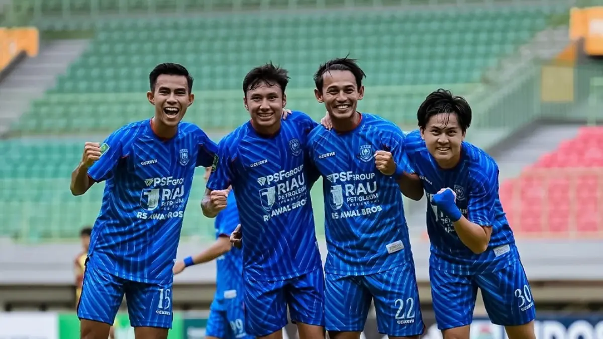 Para pemain PSPS Riau merayakan gol yang dicetak Hari Nur Yulianto dalam laga kontra Sriwijaya FC di Stadion Patriot Candrabhaga, Jumat (3/4/2026). (Sumber: Instagram@pspsriau)