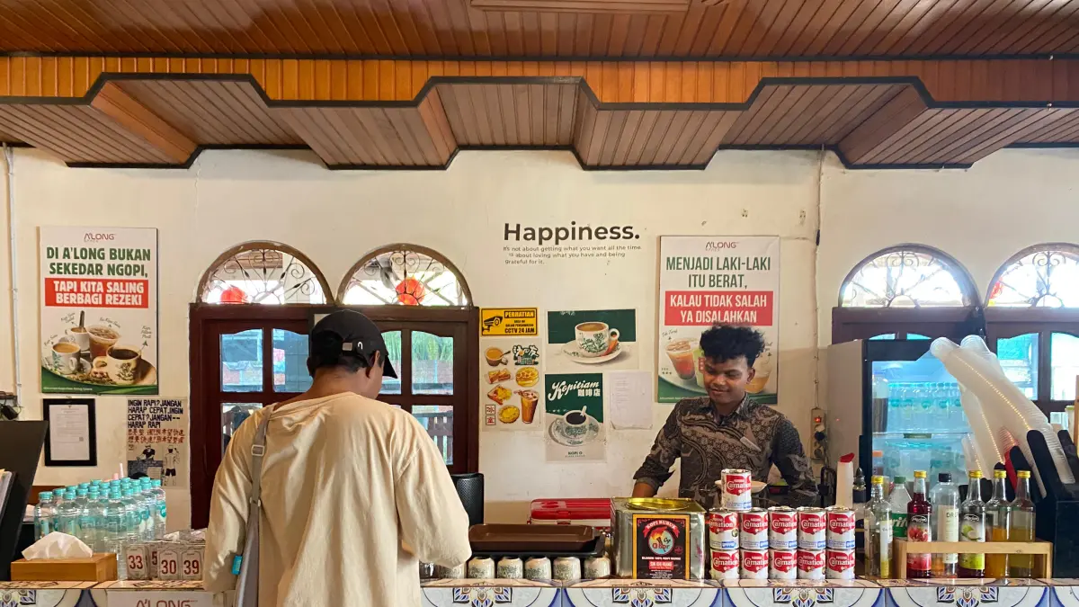 Sejumlah pelaku UMKM kini dihadapkan pada pilihan sulit ketika harga plastik naik.MIFTAHUL ILMA/KALTENGPOS.JAWAPOS.COM