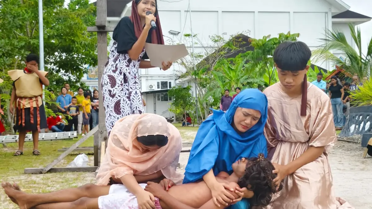 Tablo yang diperankan oleh anak-anak Misdinar (Putra-Putri Altar) Paroki Yesus Gembala Baik (YGB) Palangka Raya.EMANUEL/KALTENG POS