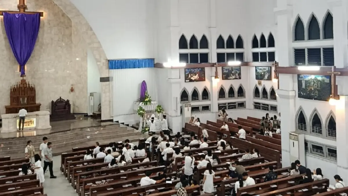 Umat Katolik Palangka Raya menghadiri misa pada perayaan Kamis Putih di Gereja Katedral Santa Maria Palangka Raya, Kamis (2/4/2026) malam WIB. (Sumber: dok. pribadi Ando) 