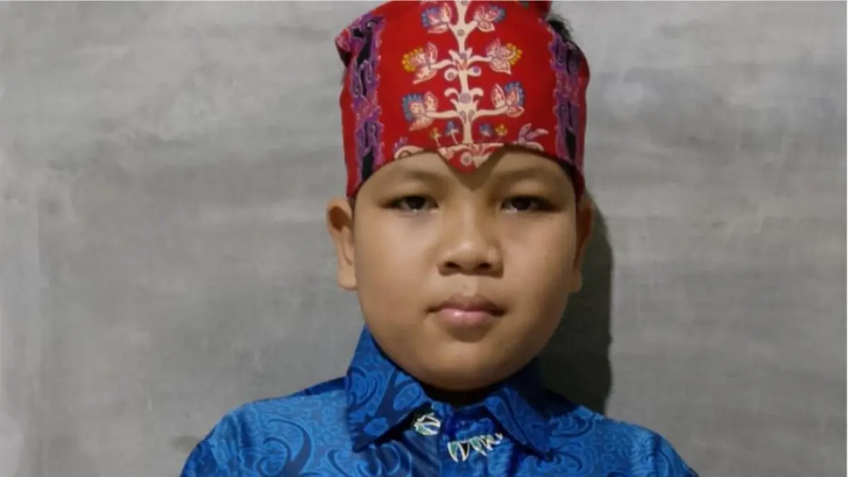 Aprilion Eka Dharma, menunjukkan ketertarikannya pada seni tradisional Karungut. DOK PRIBADI