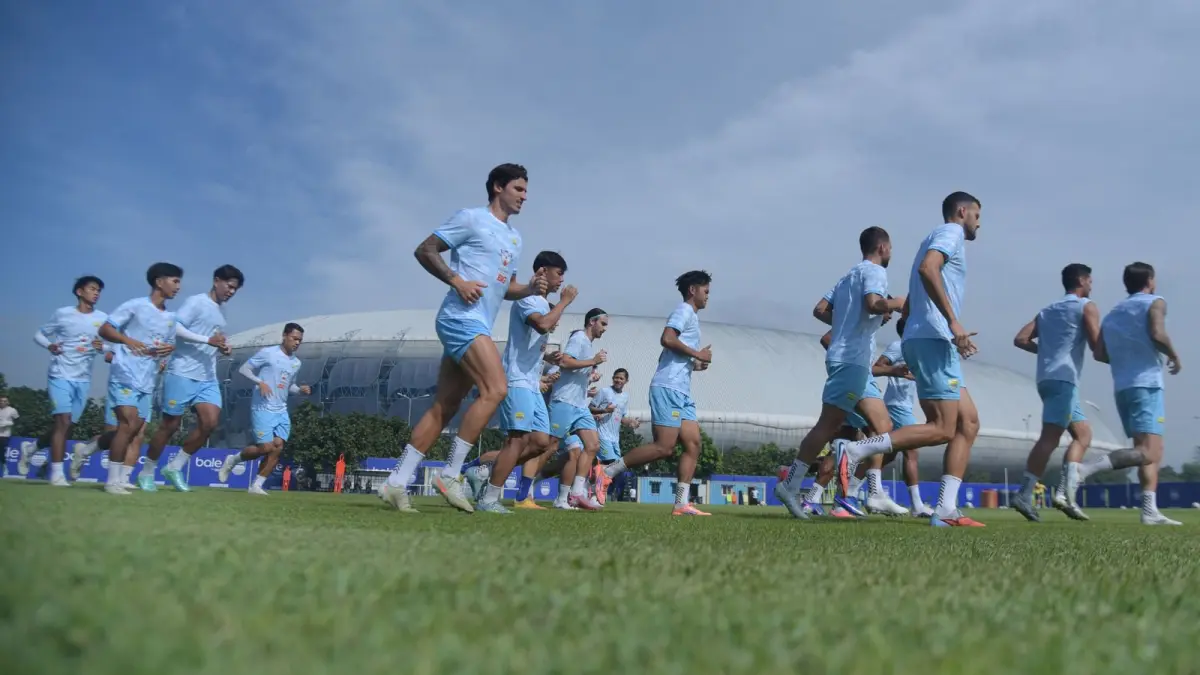 Pemain Persib latihan. Lini belakang tertangguh di BRI Super League.PERSIB